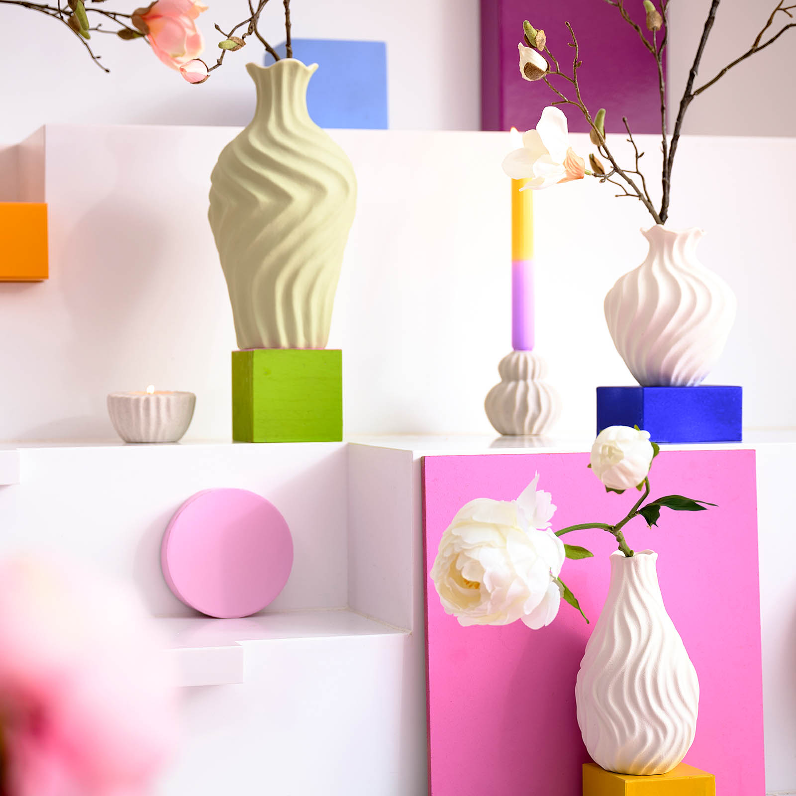 Kunstblumen-Arrangement mit Vase
